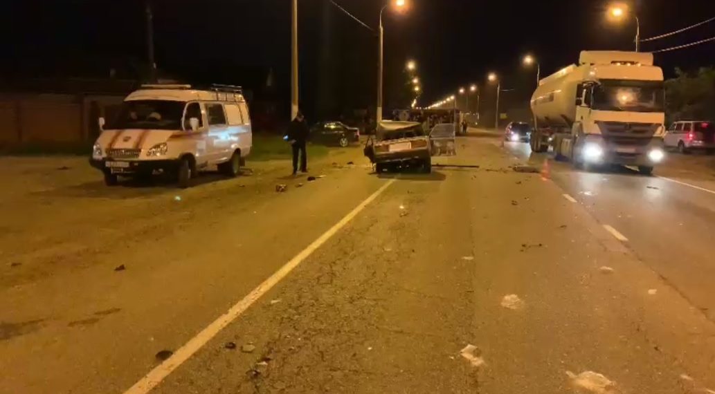 На Кубани водитель ВАЗа врезался в фуру и погиб