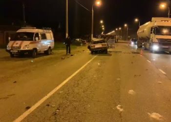 На Кубани водитель ВАЗа врезался в фуру и погиб