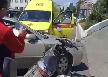 В Сочи легковушка сбила скутер: пострадал водитель