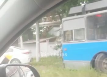 В Краснодаре троллейбус сбил девушку