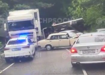 В Сочи грузовик опрокинулся и перекрыл трассу