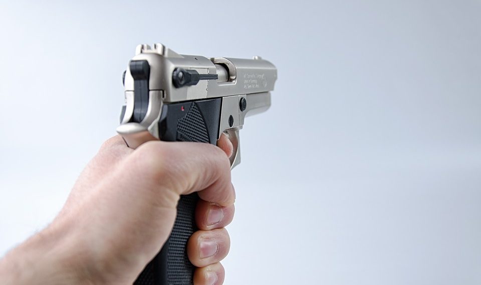 На Кубани мужчина с пистолетом пытался ограбить покупательницу магазина