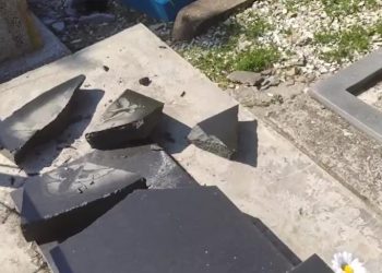 На кладбище в Новороссийске неизвестные сломали несколько надгробий