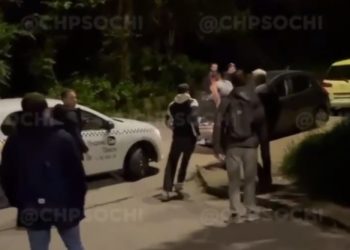 В Сочи неадекватный мужчина напал на женщину и угнал авто