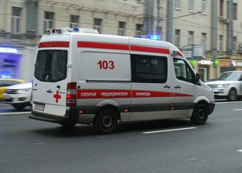 В Сочи «Приора» врезалась в автобус: пострадал водитель