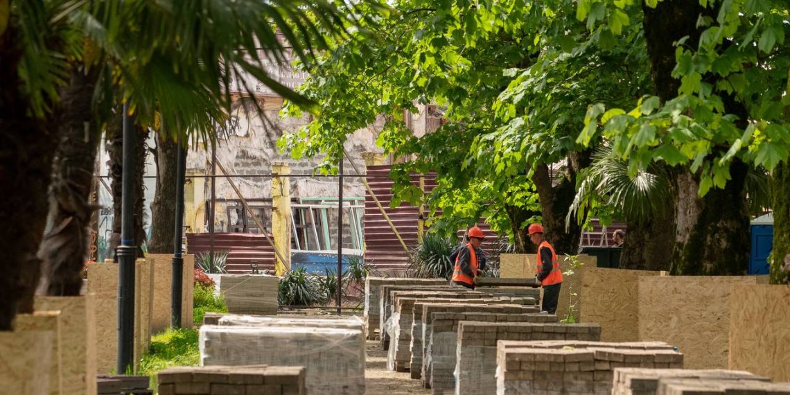 В Адлере реконструируют сквер Бестужева