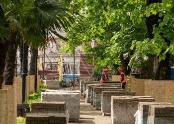 В Адлере реконструируют сквер Бестужева