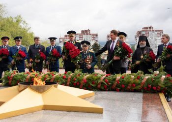 Копайгородский возложил цветы к Вечному Огню