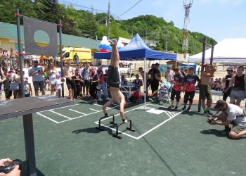 На центральном пляже Туапсе открыли новую спортплощадку