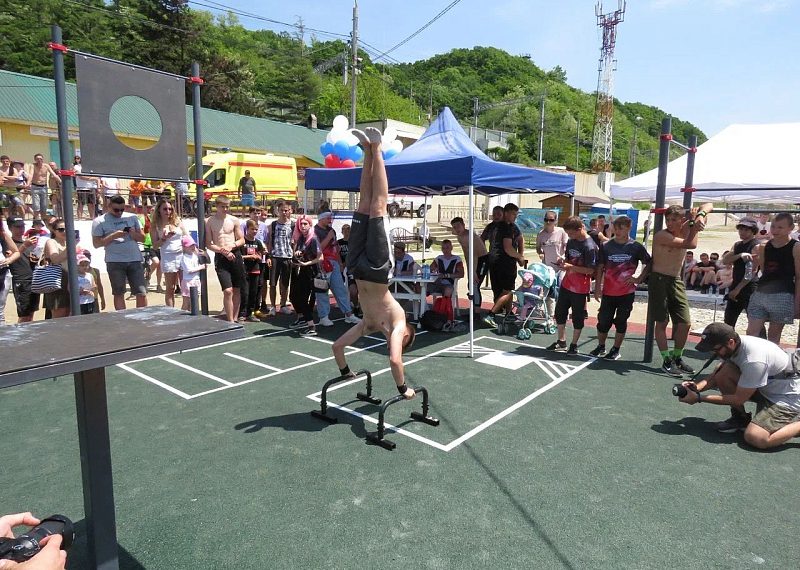 На центральном пляже Туапсе открыли новую спортплощадку