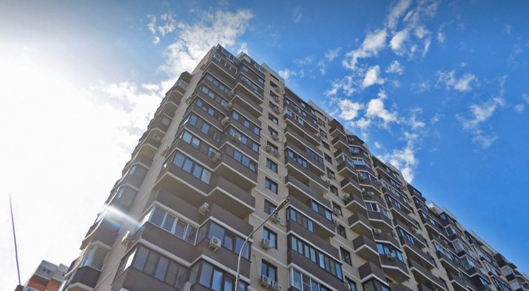 В Краснодаре мужчина выпал из окна многоэтажки и погиб