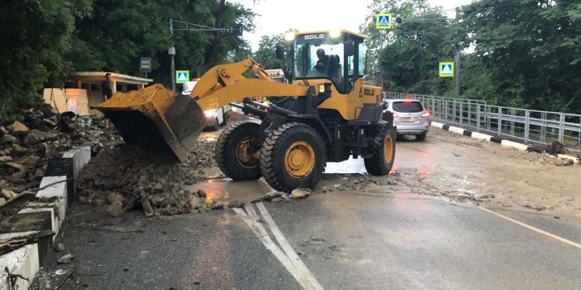 Ночью на сочинскую трассу сошли три селя