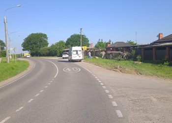 На Кубани Hyundai опрокинулся и сбил пешехода: пострадали два человека