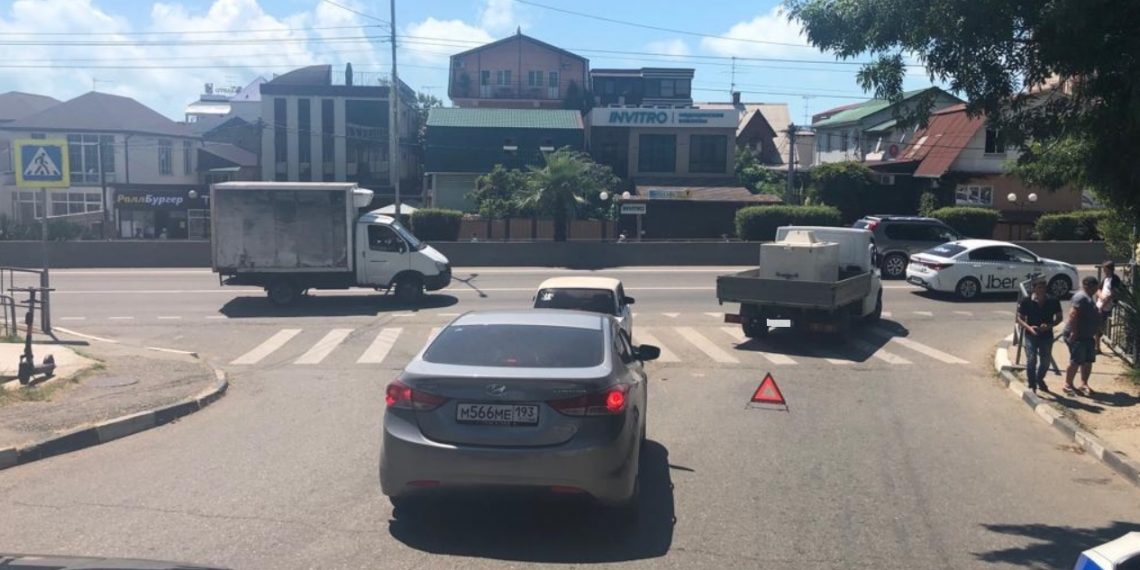 В Сочи водитель сбил подростка на самокате