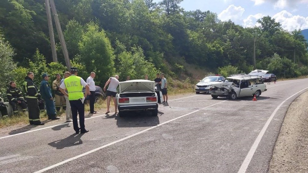 В Геленджике столкнулись два ВАЗа: пострадали пять человек