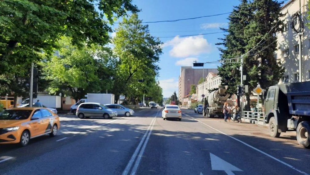 В Сочи мотоциклист сбил женщину и сам же пострадал