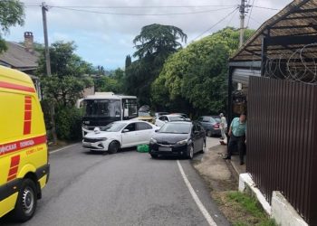 В Сочи Volkswagen сбил 20-летнего парня на мопеде