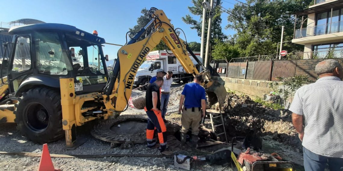 В Адлере снова прорвало водопровод