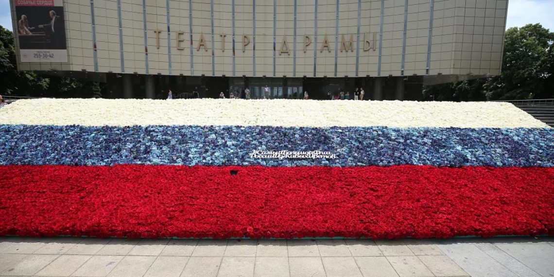 В Краснодаре сделали триколор из 50 тысяч бутонов роз