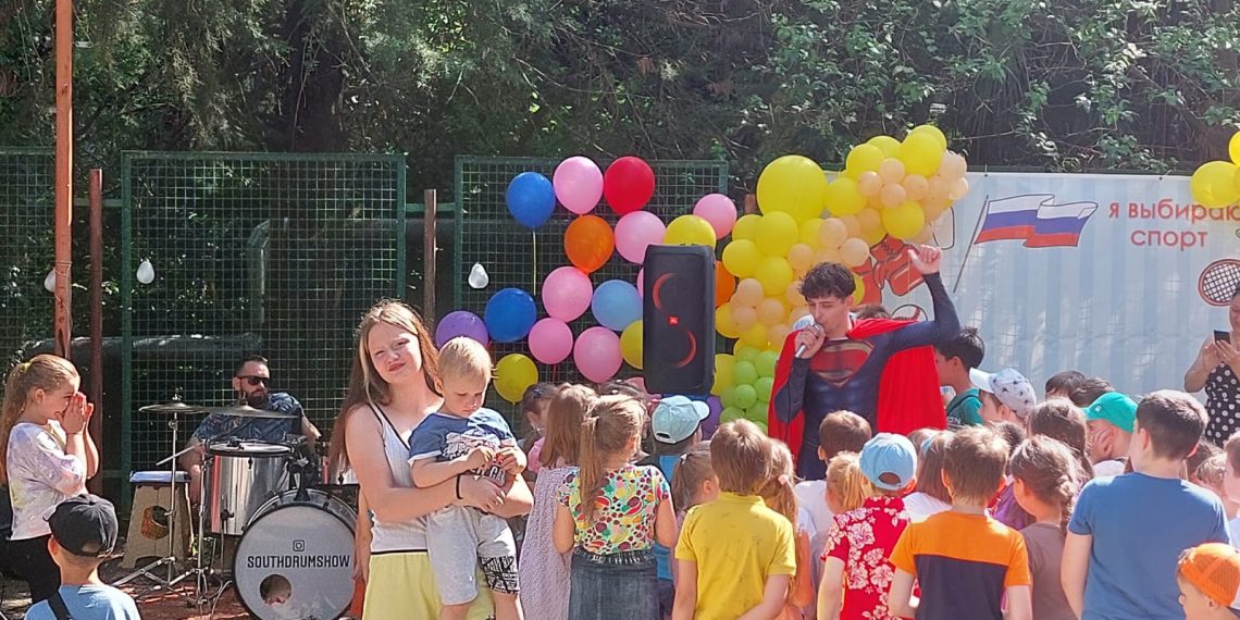 Сочинским детям вручили подарки от Константина Затулина