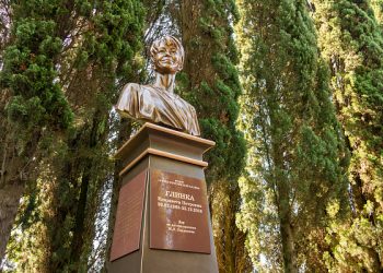 В Сочи открыли памятник Доктору Лизе