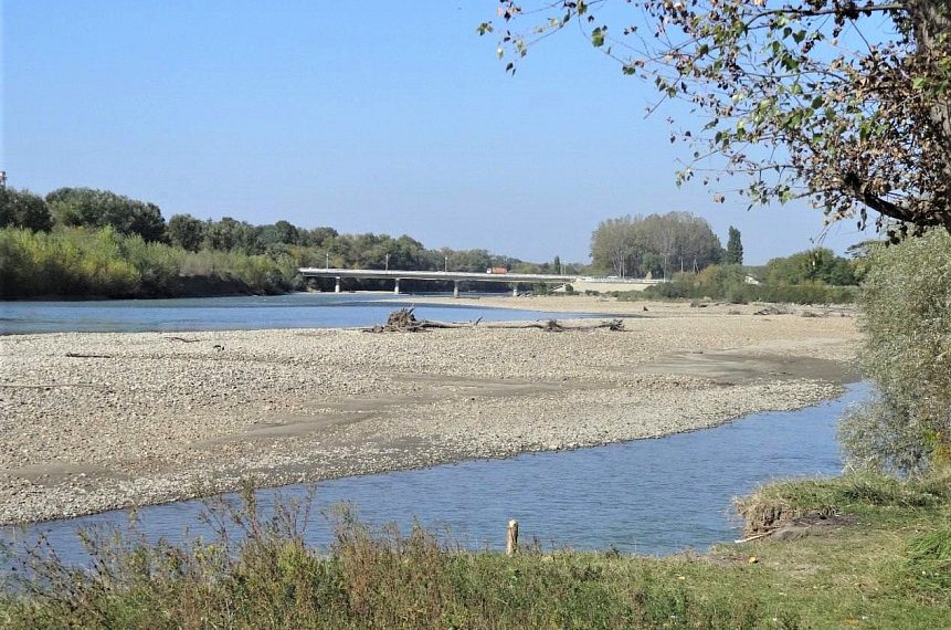 В пяти муниципалитетах Кубани начали ремонтировать защитные дамбы