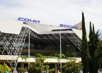 В аэропорту Сочи встретили трехмиллионного туриста