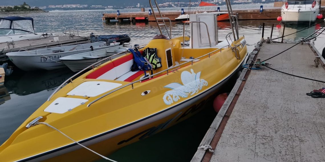 В Геленджике турист с парашютом упал в море