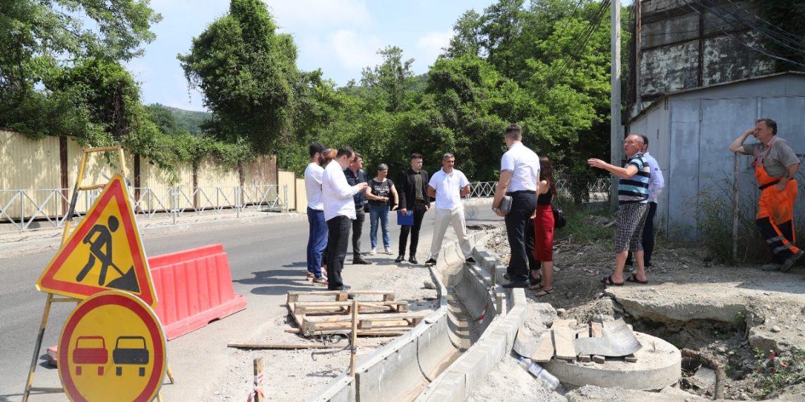 В Сочи решат проблему изливов из коллектора на улице Тимирязева