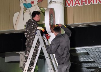 В Сочи демонтируют незаконные рекламные конструкции