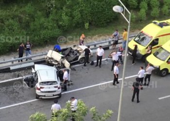 В Сочи столкнулись две легковушки: погибли два человека