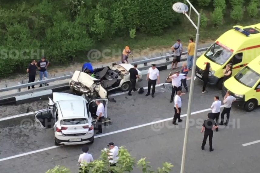 В Сочи столкнулись две легковушки: погибли два человека