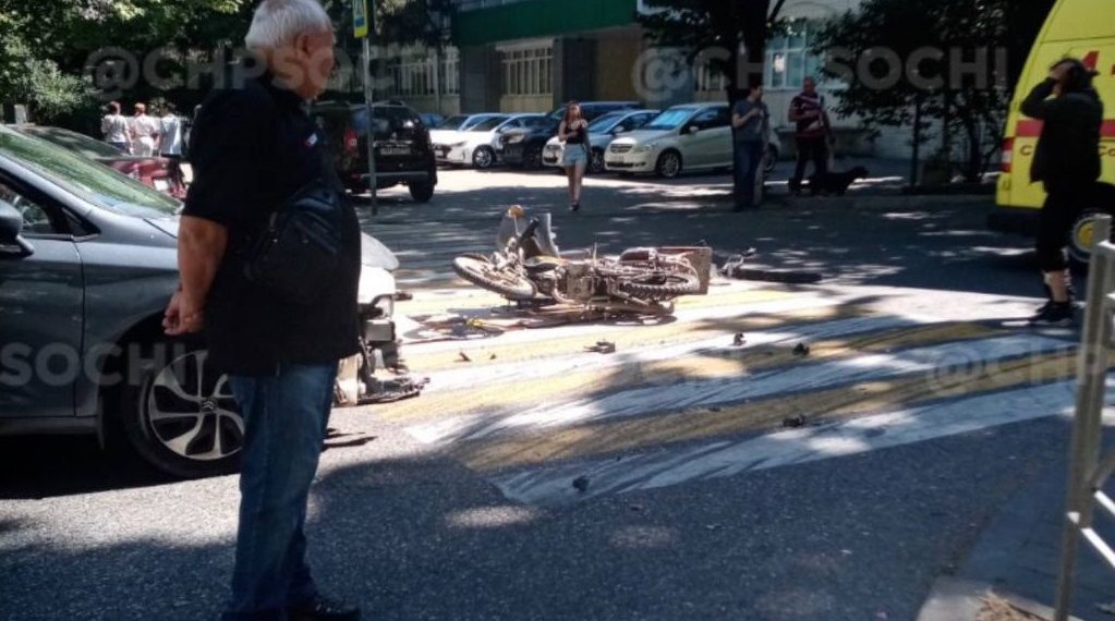 В Сочи легковушка сбила скутер
