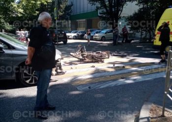 В Сочи легковушка сбила скутер