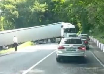 В Сочи 16-метровая фура перекрыла трассу