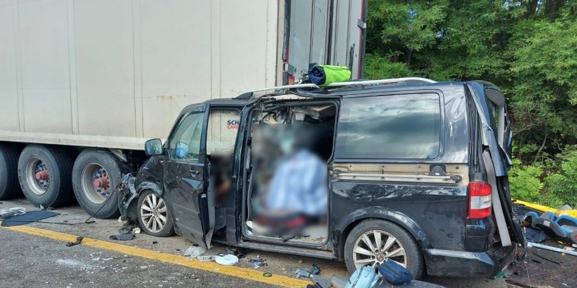 На Кубани столкнулись минивэн и грузовик: погибли три человека