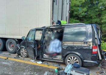 На Кубани столкнулись минивэн и грузовик: погибли три человека