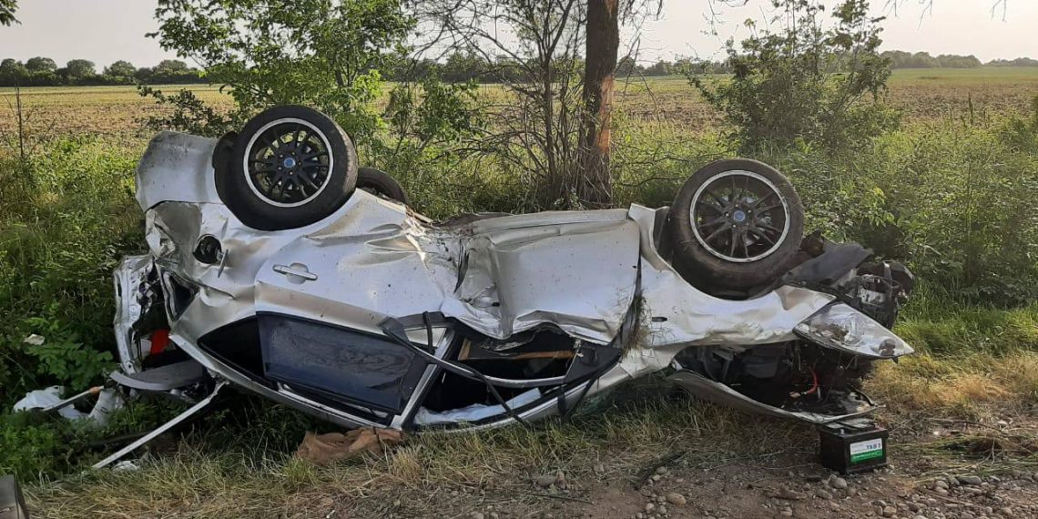 На Кубани иномарка врезалась в дерево: погибли два человека