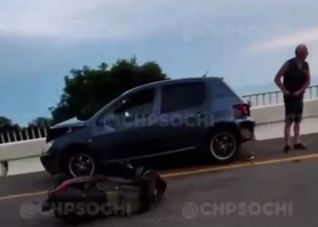 В Сочи легковушка сбила скутериста