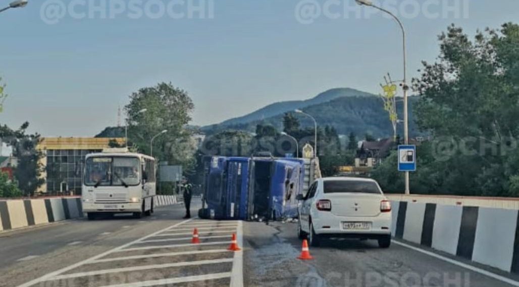 В Сочи фура опрокинулась и перекрыла часть трассы