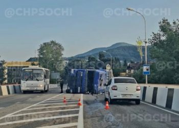 В Сочи фура опрокинулась и перекрыла часть трассы