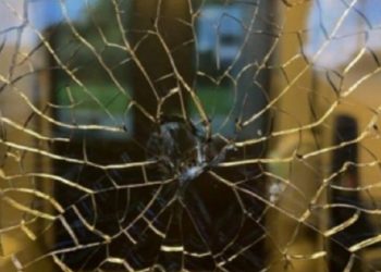 В Сочи трое школьников забросали камнями электричку