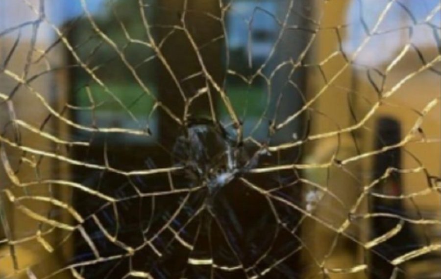 В Сочи трое школьников забросали камнями электричку