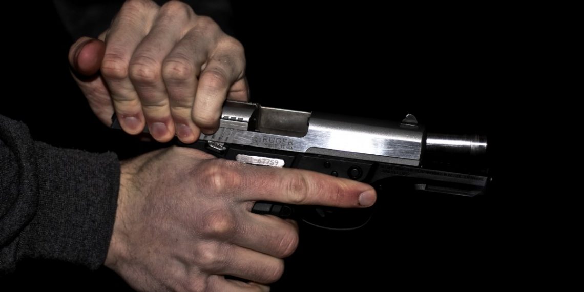 На Кубани мужчина угрожал знакомой пистолетом