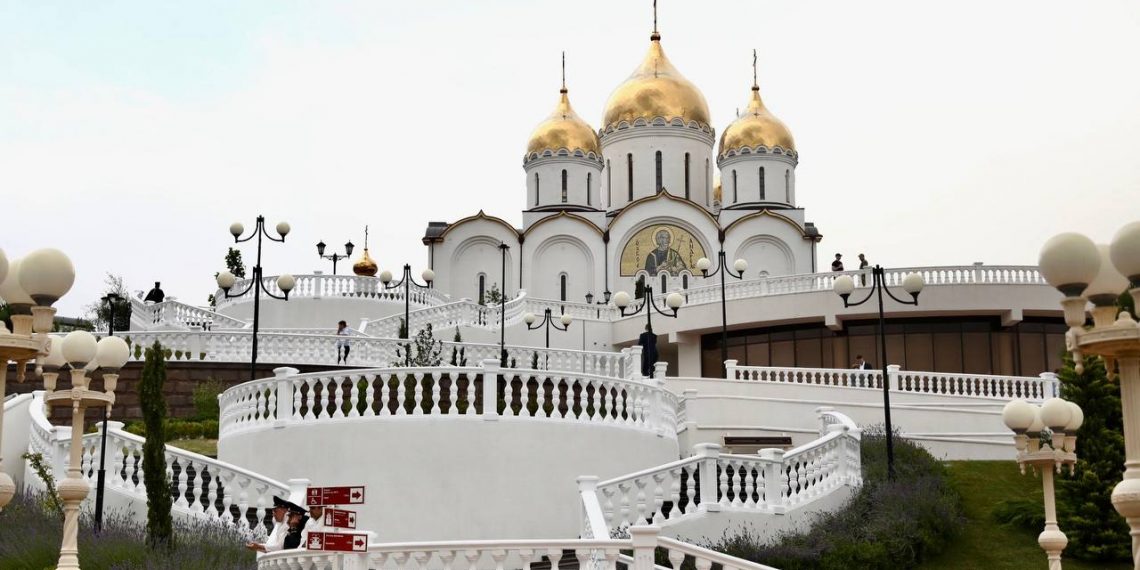 Патриарх Кирилл провел службу в храме в Геленджике