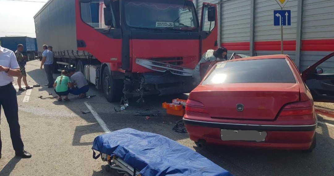 На Кубани иномарка врезалась в грузовик: пострадала девушка