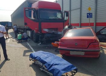 На Кубани иномарка врезалась в грузовик: пострадала девушка