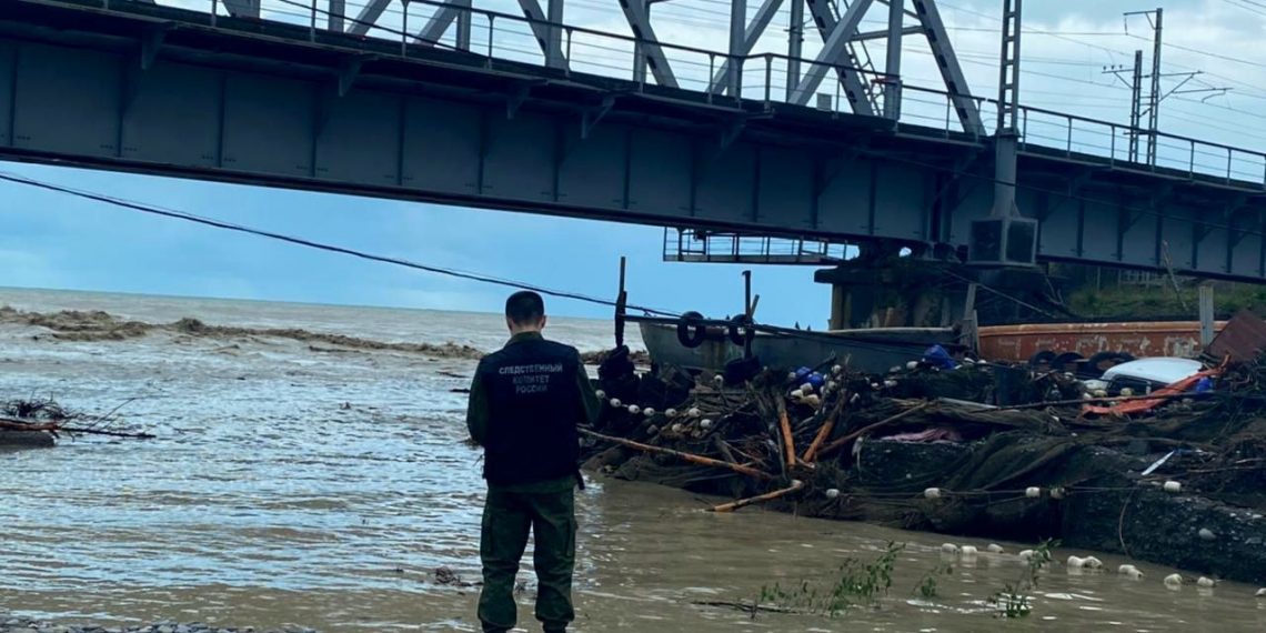 В унесенных в море машинах в Сочи было трое детей