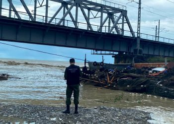 В унесенных в море машинах в Сочи было трое детей