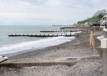 Сочинские пляжи остаются закрытыми